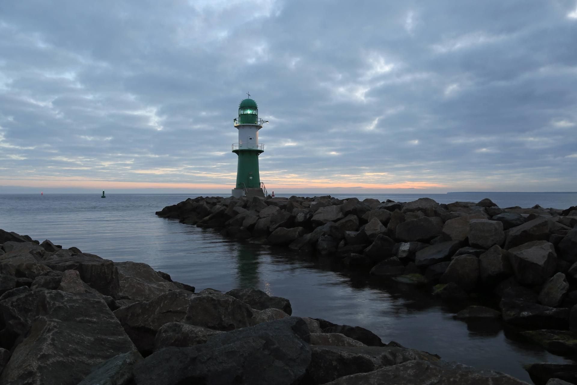 An der Westmole in Warnemünde ist ein Mädchen nach einem Badeunfall gestorben.
