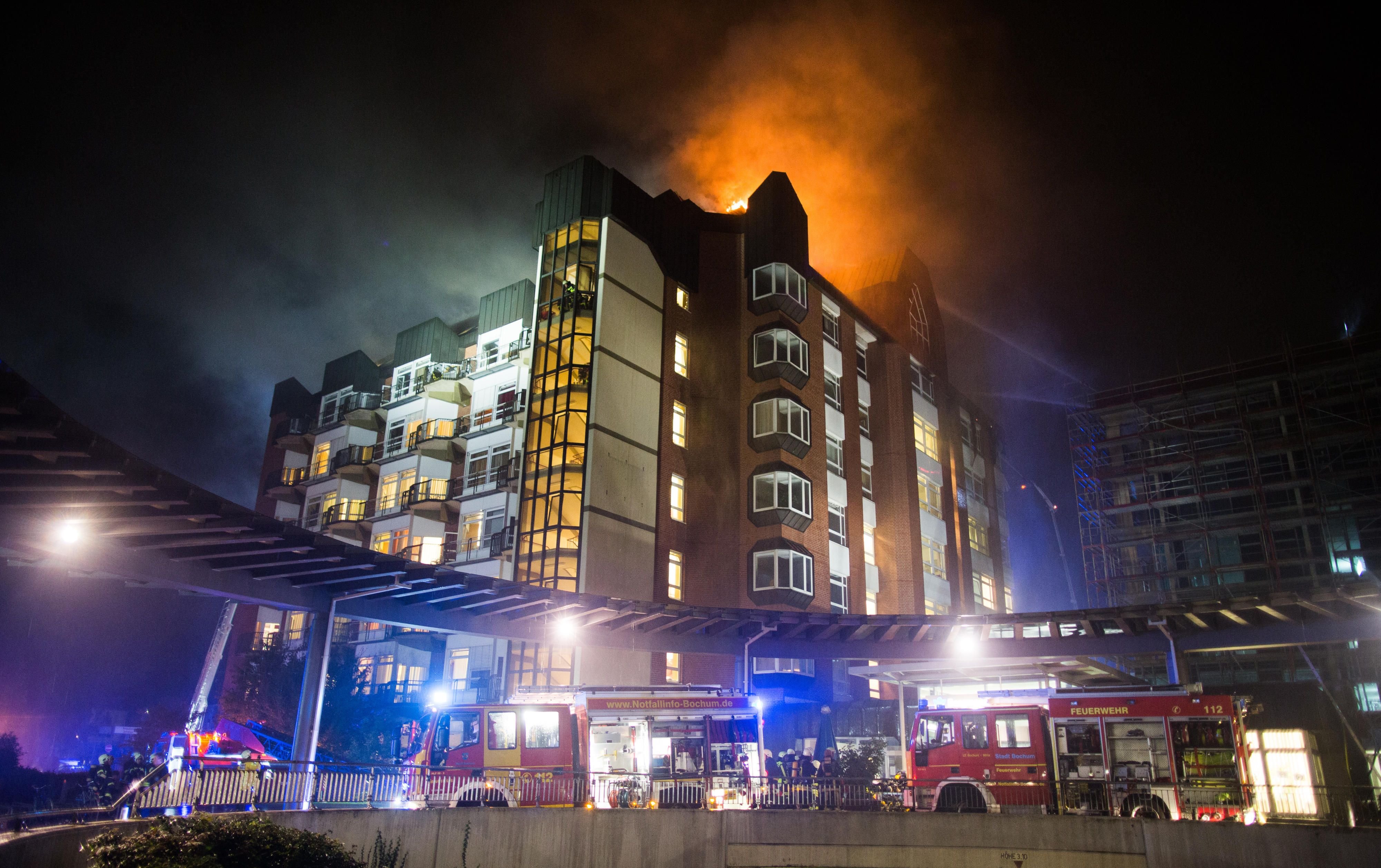 Bei dem Großbrand sind ersten Angaben zufolge zwei Menschen ums Leben gekommen, mindestens 16 weitere wurden verletzt.