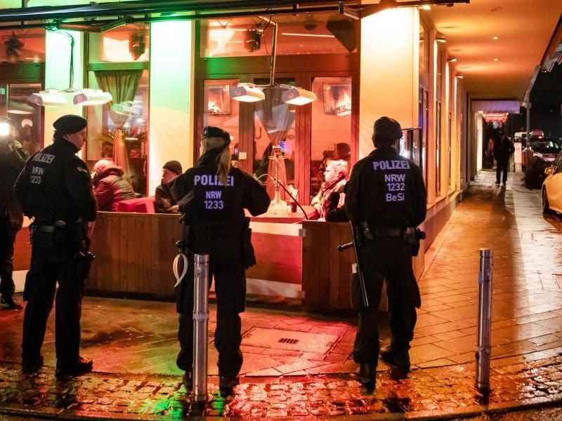 Polizisten sichern während einer Razzia von Zoll und Polizei eine Shisha-Bar. Foto: Bernd Thissen/dpa/Archivbild