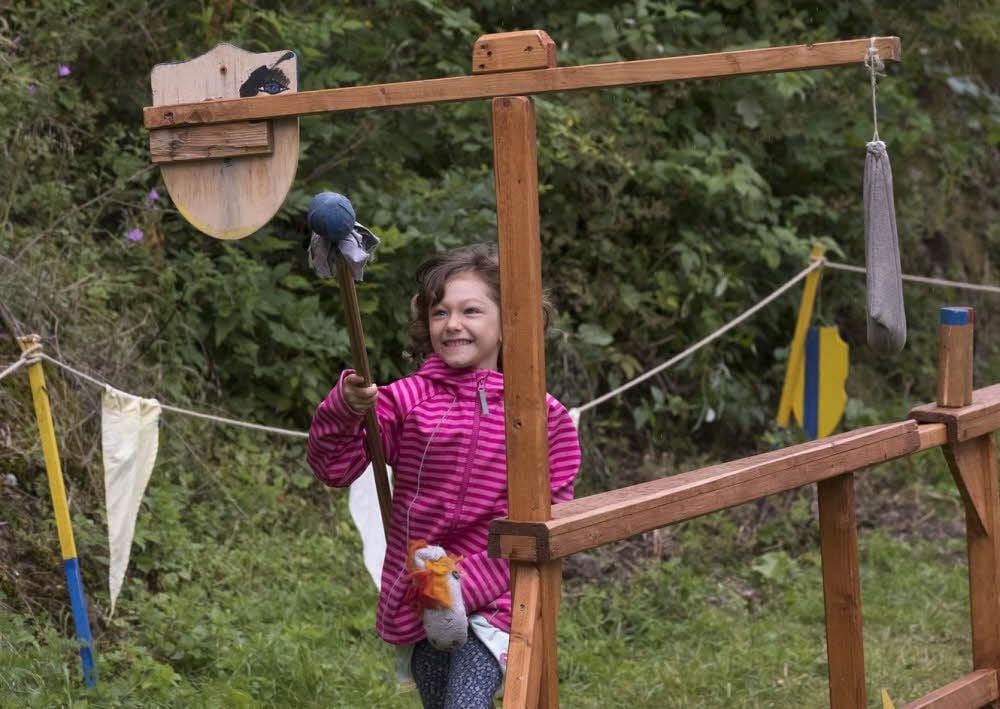 Knappe Johanne beim Lanzenstechen
