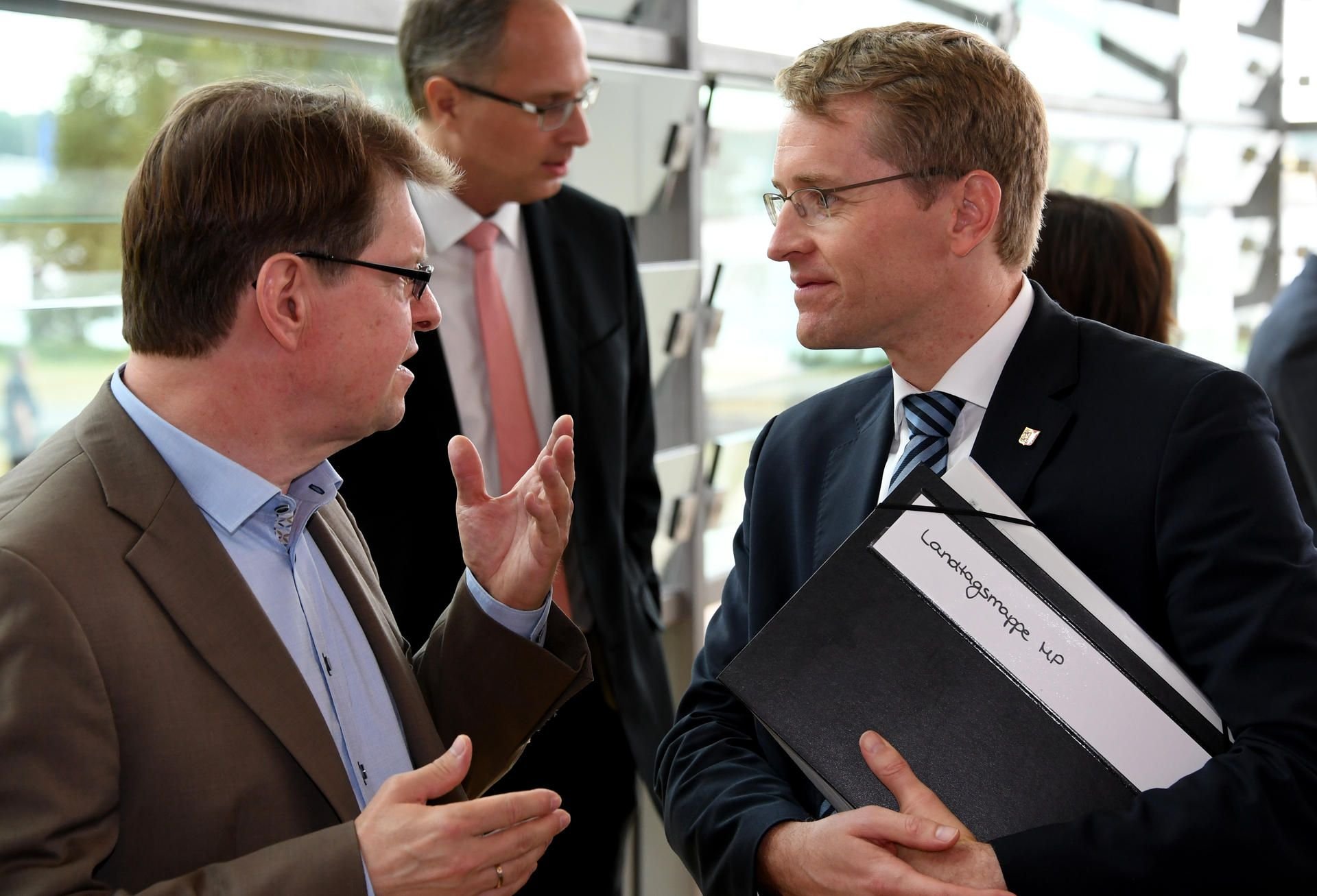 Ralf Stegner (l.) unterstützt den Vorschlag von Daniel Günther (r.).