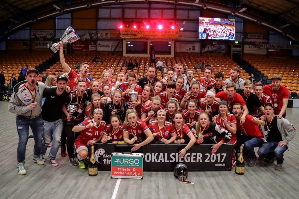 Die beiden siegreichen Mannschaften des UHC Sparkasse Weißenfels mit ihren Pokalen in der Dessauer Anhalt-Arena.