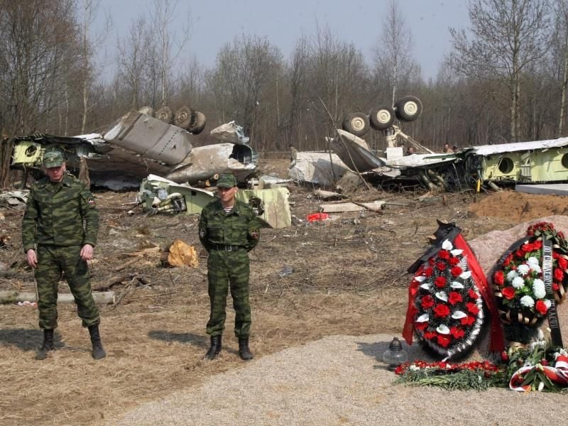 Russische Soldaten im April 2010 vor dem Wrack der Tupolev Tu-154. Foto: picture alliance / dpa