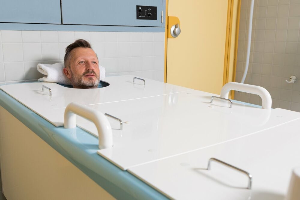 In Bad Schlema wird Radon therapeutisch bei Wannenbädern eingesetzt. Die Abdeckung verhindert, dass es sich zu schnell verflüchtigt.
