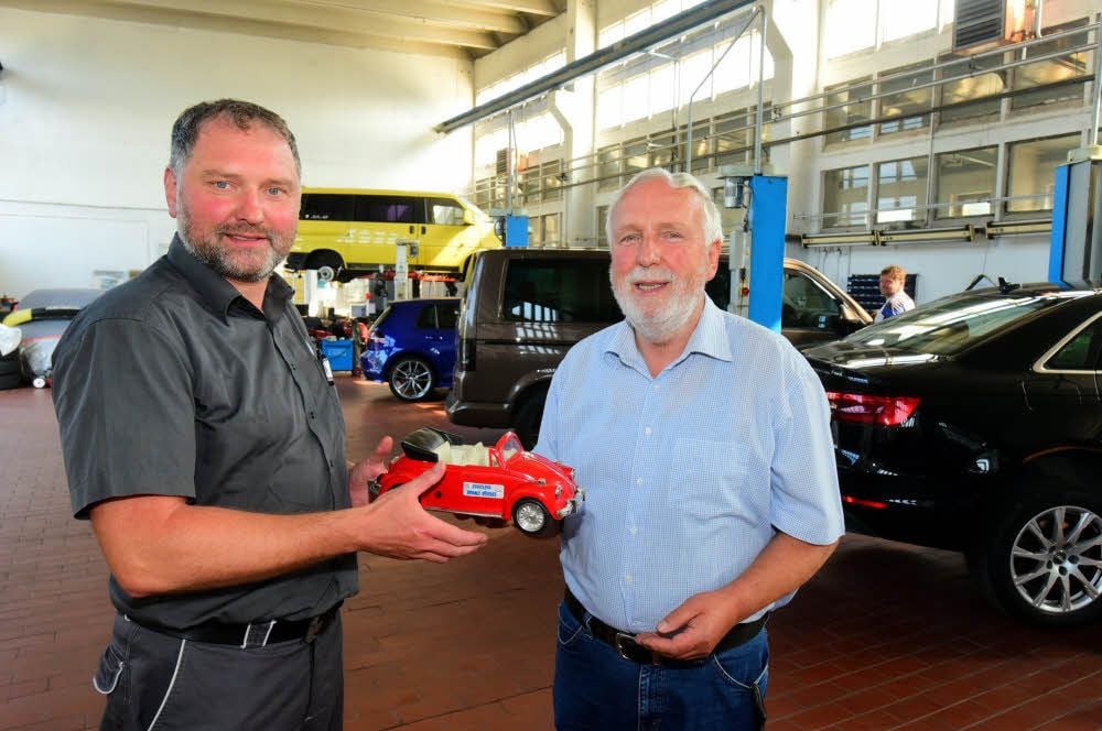 Rudolf Rübner (re.) übergibt symbolisch die Hohenmölsener Firma „Automobile Rübner“ an seinen Kfz-Meister Marco Schölzel.