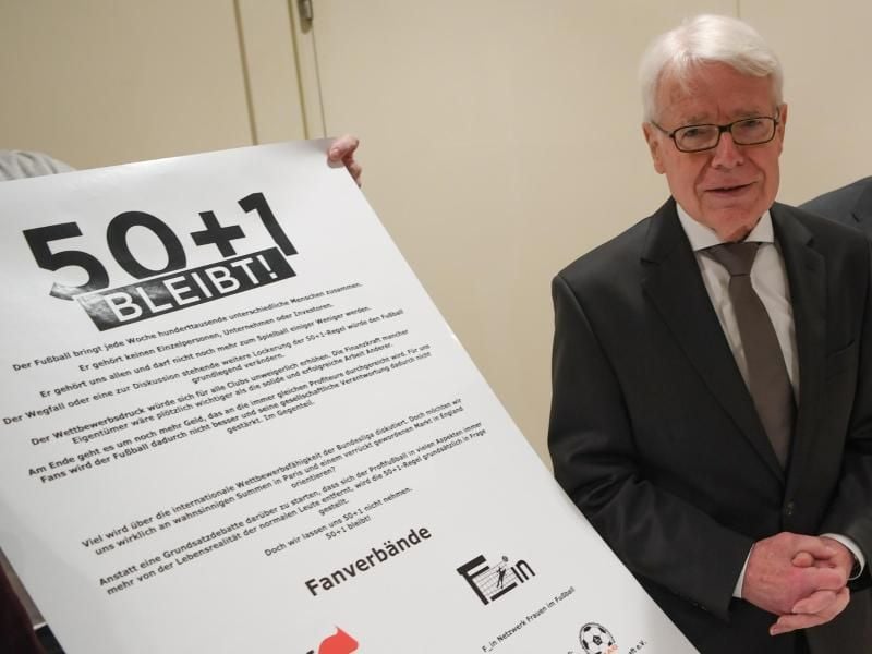 DFL-Präsident Reinhard Rauball positioniert sich zu Rummenigges Kritik zur 50+1-Abstimmung. Foto: Arne Dedert