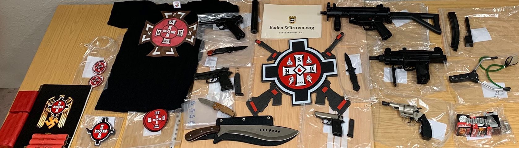 Die Polizei stellte bei ihrer Razzia gegen den Ku-Klux-Klan Waffen und Abzeichen der Neonazis sicher.