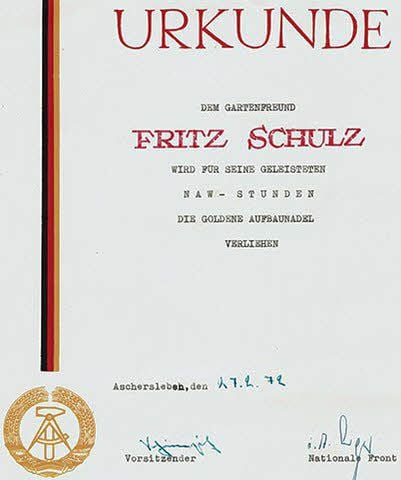 Eine Urkunde erinnert an das Engagement, das die Kleingärtner beim Bau ihres Vereinshauses an den Tag legten.