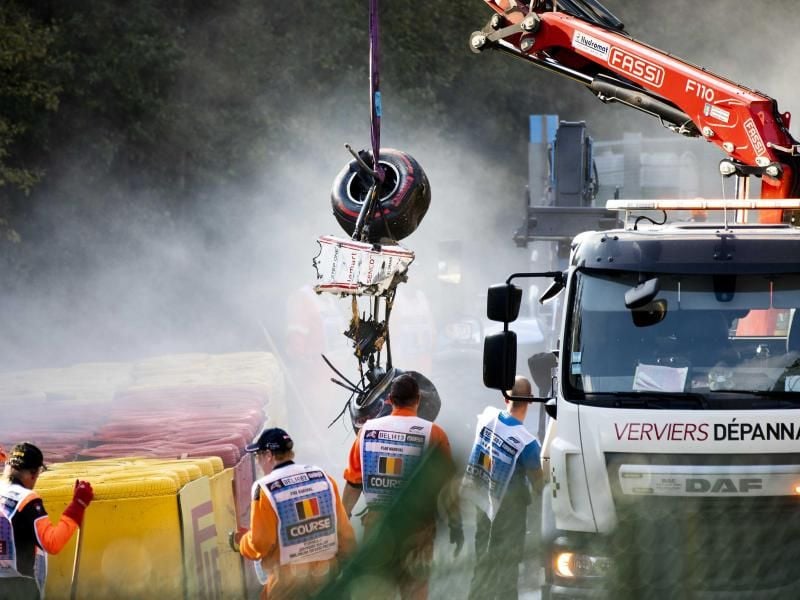 Die Fahrzeuge von Juan Manuel Correa und Anthoine Hubert wurden bei dem schlimmen Crash in der zweiten Runde völlig zerstört. Foto: Remko De Waal/ANP/dpa