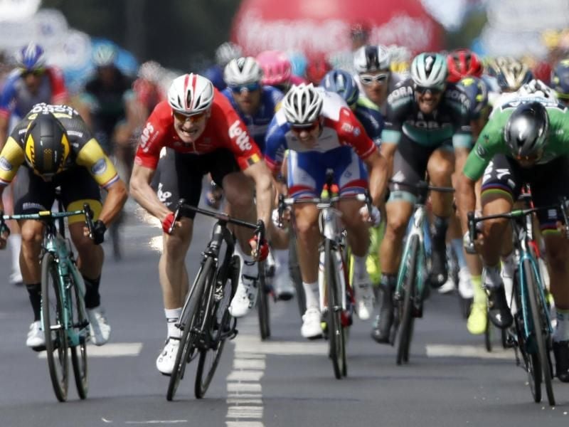 Andre Greipel (2.v.r.) kommt beim Zielsprint in ein Gerangel und wird zurückgestuft. Foto: Christophe Ena