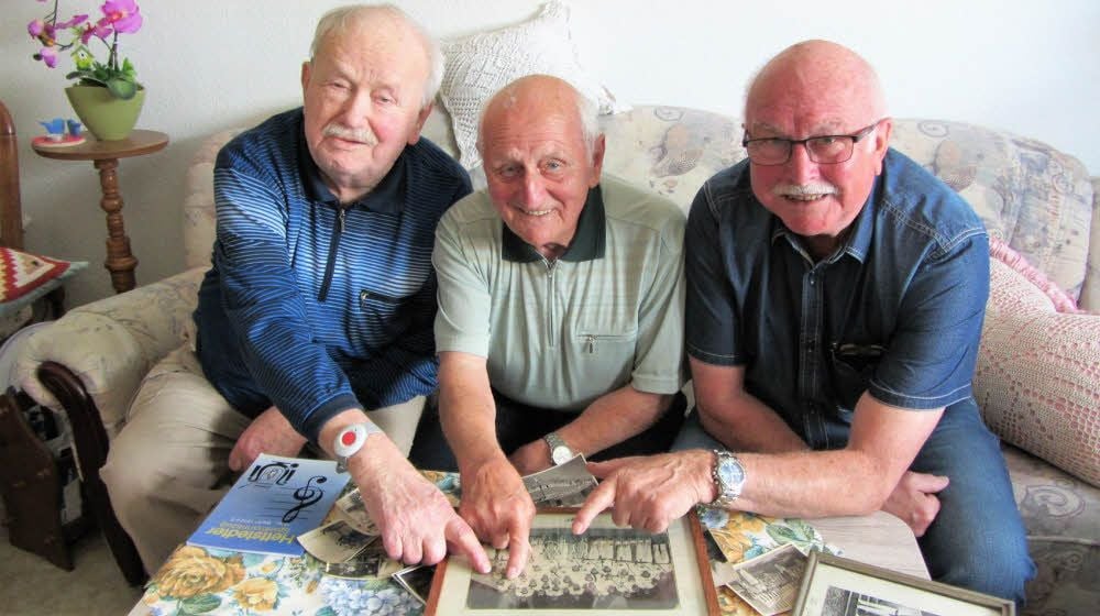 Alfred Koch, Roni Zwanzig und Eberhard Rödiger (v.li.) schwelgen in Erinnerungen an ihre Zeit beim Spielmannszug Hettstedt.