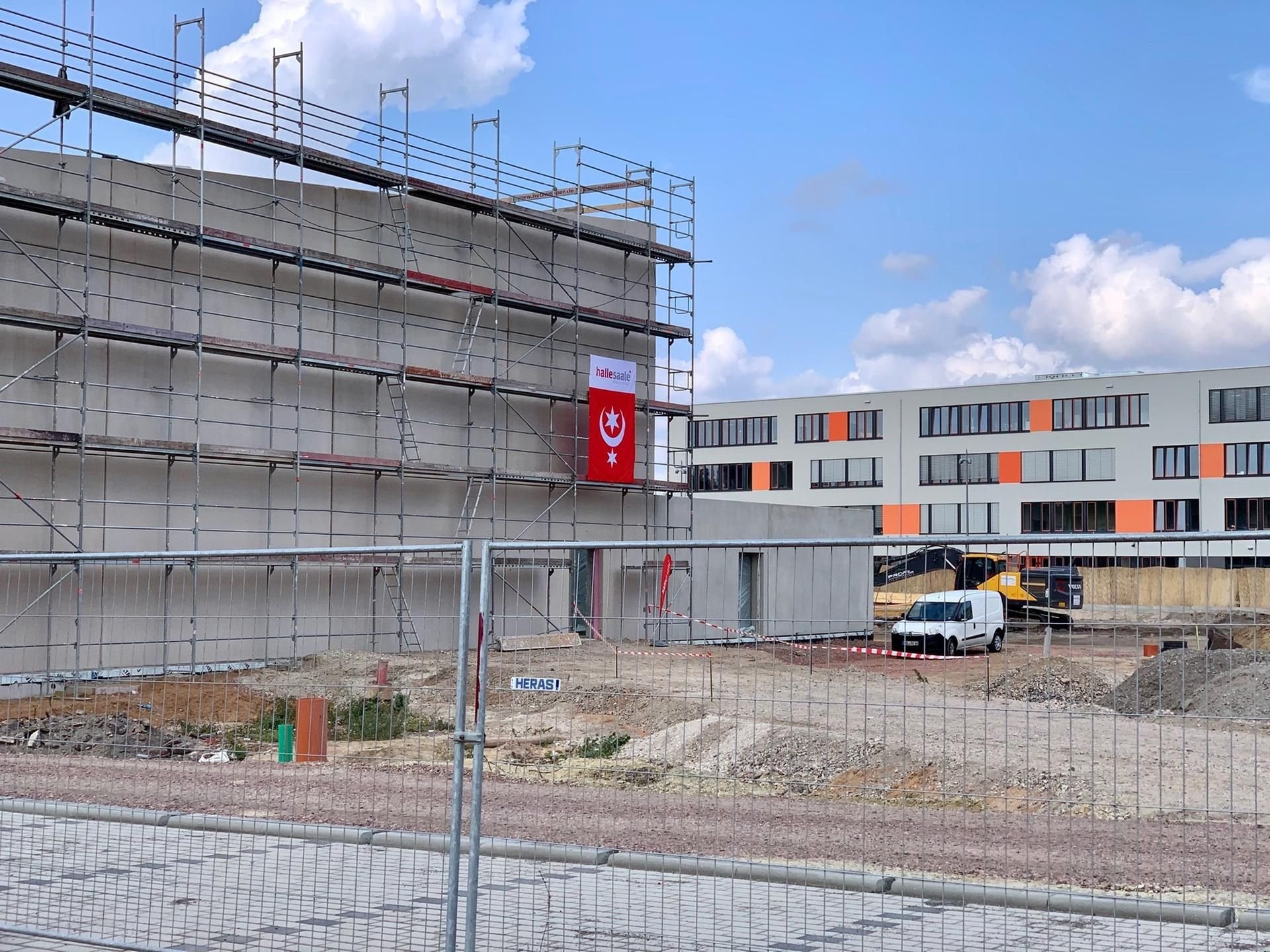 Die Arbeiten an der Turnhalle der neuen Schule am Holzplatz in Halle schreiten voran.