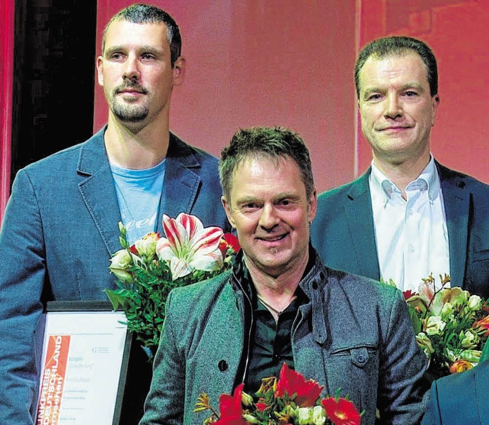 Kameramann Kevin Lachmund (nominiert in der Kategorie „Beste Werbung“), Moderator Christian Kadlubietz und TV-Halle-Chef Ralf Schietrumpf (v.l.)