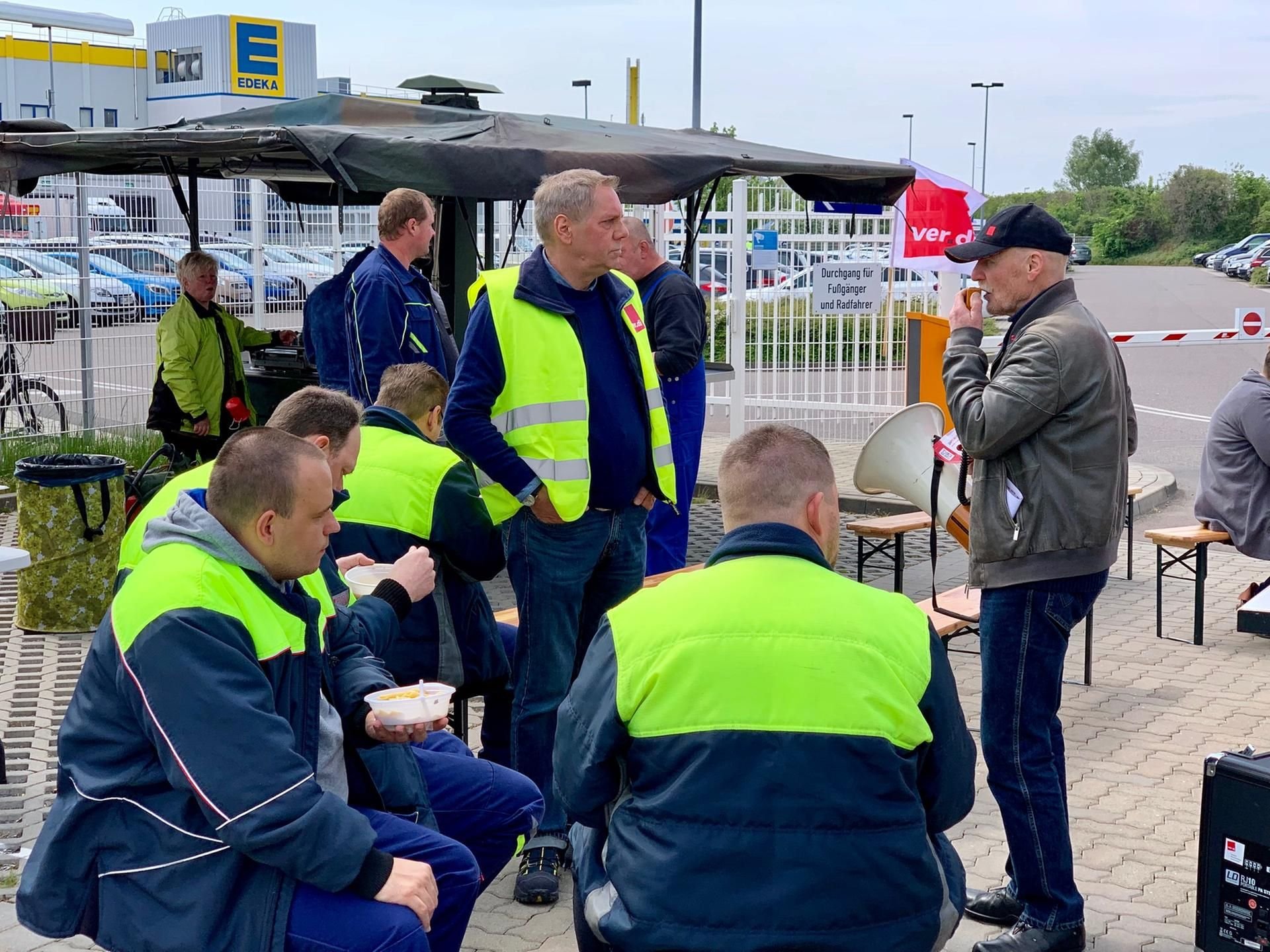 Mit einer „aktiven Mittagspause“ vor dem Edeka-Zentrallager in Landsberg ist die Verdi in die Tarifrunde mit den Arbeitgebern im Großhandel eingestiegen.