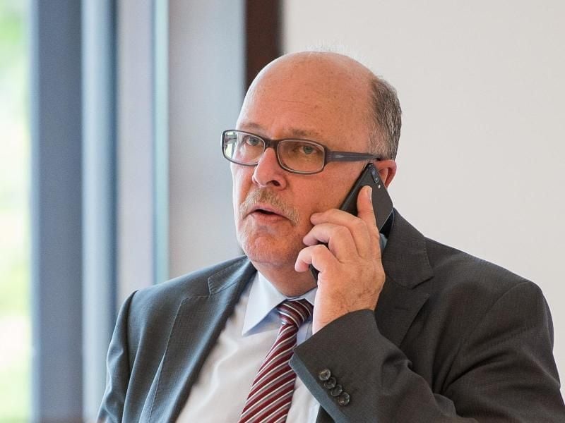Stefan Grüttner (CDU), Sozialminister von Hessen, telefoniert vor Beginn einer Plenarsitzung im hessischen Landtag. Foto: Silas Stein/Archiv