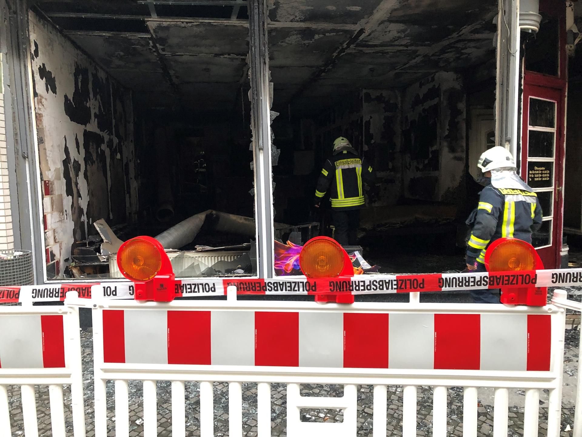 Nach einem Brand in einer Sisha-Bar in Merseburg durchsuchen Feuerwehrleute das Geschäft nach Glutnestern.