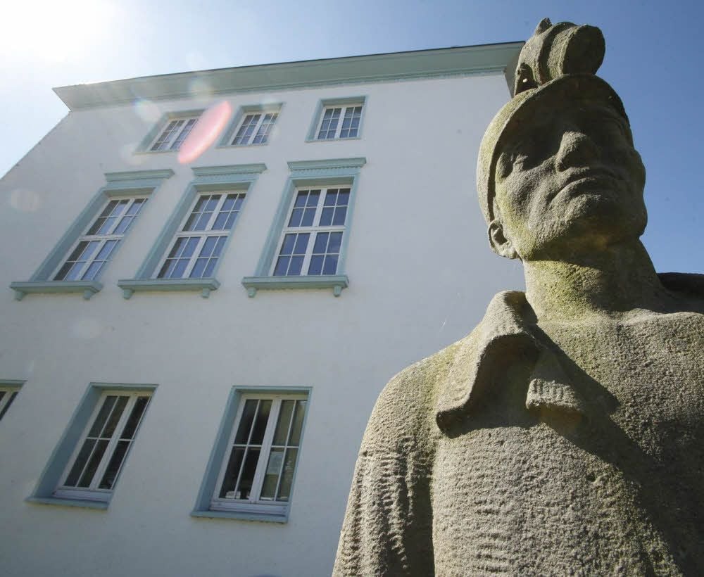 Vor dem 1953 eingeweihten Kulturhaus steht der Bergmann des Bildhauers Heinz Beberniß.