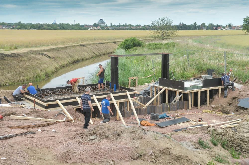 Die Stahlflechter haben gerade genug zu tun. Sie bauen die Bewährung für die Betonbauteile am neuen Verteilerwehr in Aken.