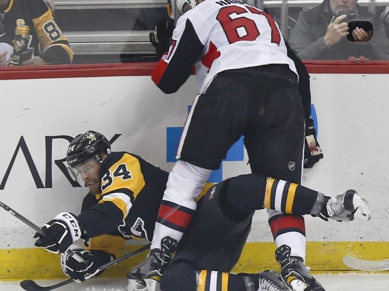 Voller Einsatz: Pittsburgh Tom Kühnhackl (l) beim Duell mit Ottawas Ben Harpur. Foto: Keith Srakocic
