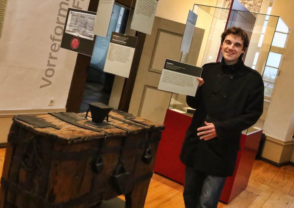 Adrian Hartke in der Müntzer-Ausstellung, die natürlich auch im kommenden Jahr zu sehen ist.