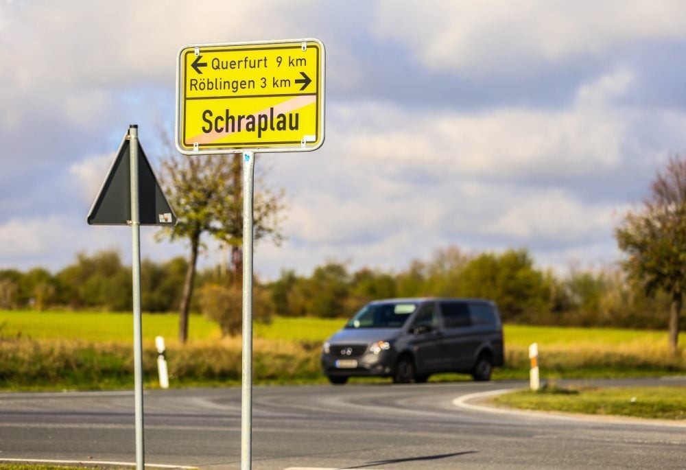 Das Ortsschild zeigt, wohin die Reise Schraplaus gehen könnte.