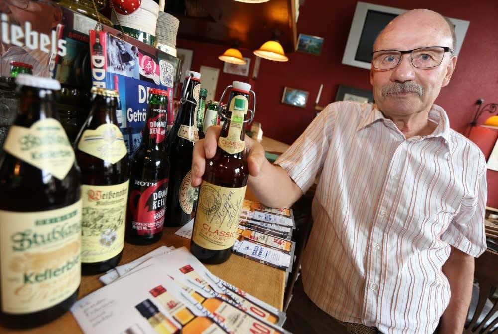 Heinz Möhrdel zeigt in der Gaststätte Roeßing in Halle eine Auswahl seiner Bierflaschen-Etiketten.