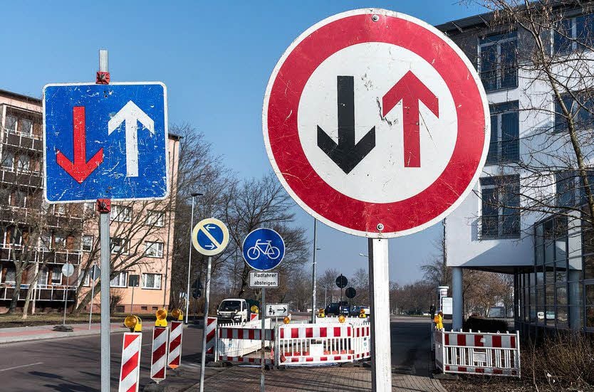 Verkehrszeichen zum Selberwählen in der Oeltzschnerstraße.