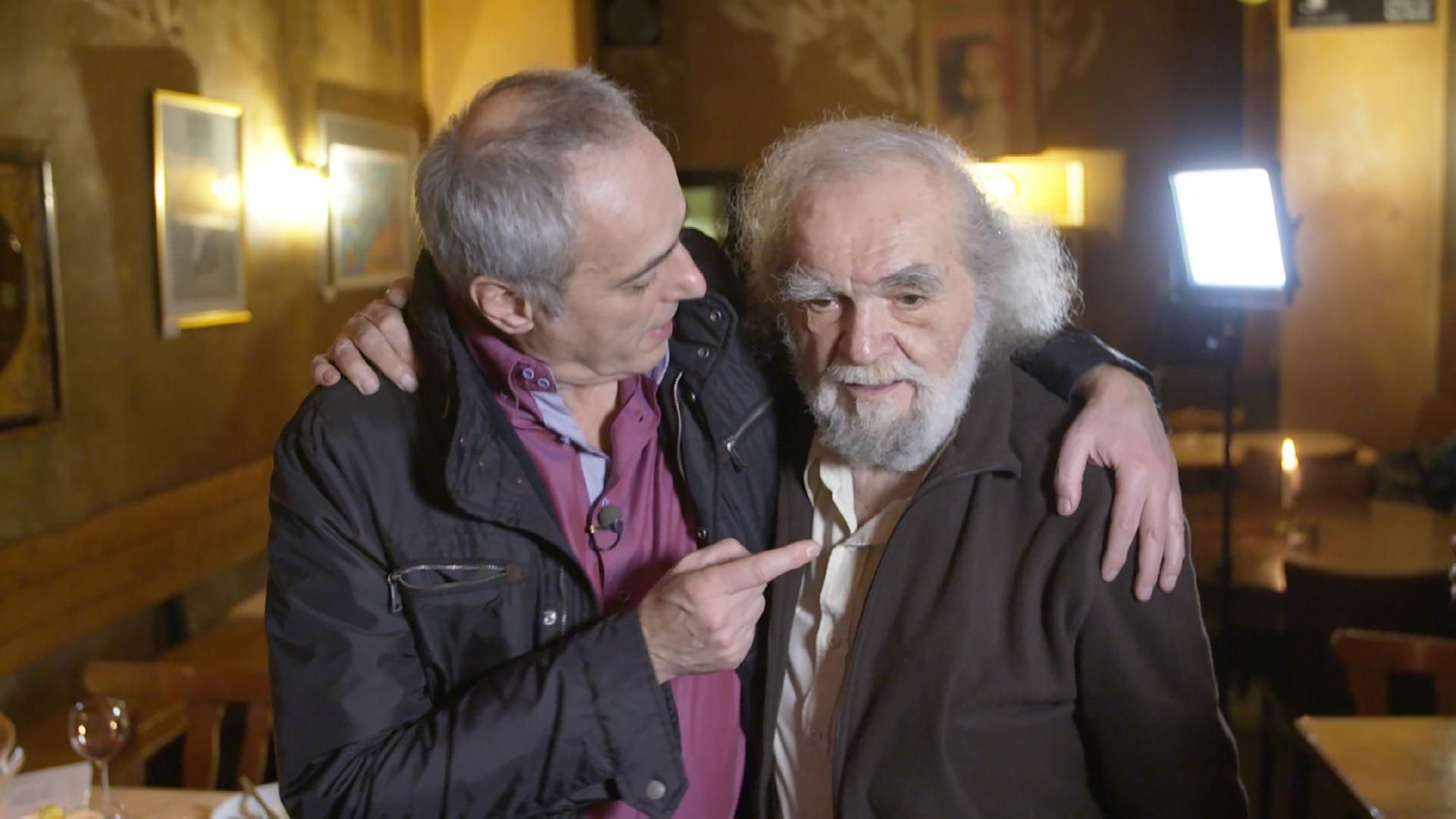 TV-Koch Christian Rach (l.) besuchte „Lindenstraße“-Star Kostas Papanastasiou in seinem Lokal „Terzo Mondo“. Kann er es retten?