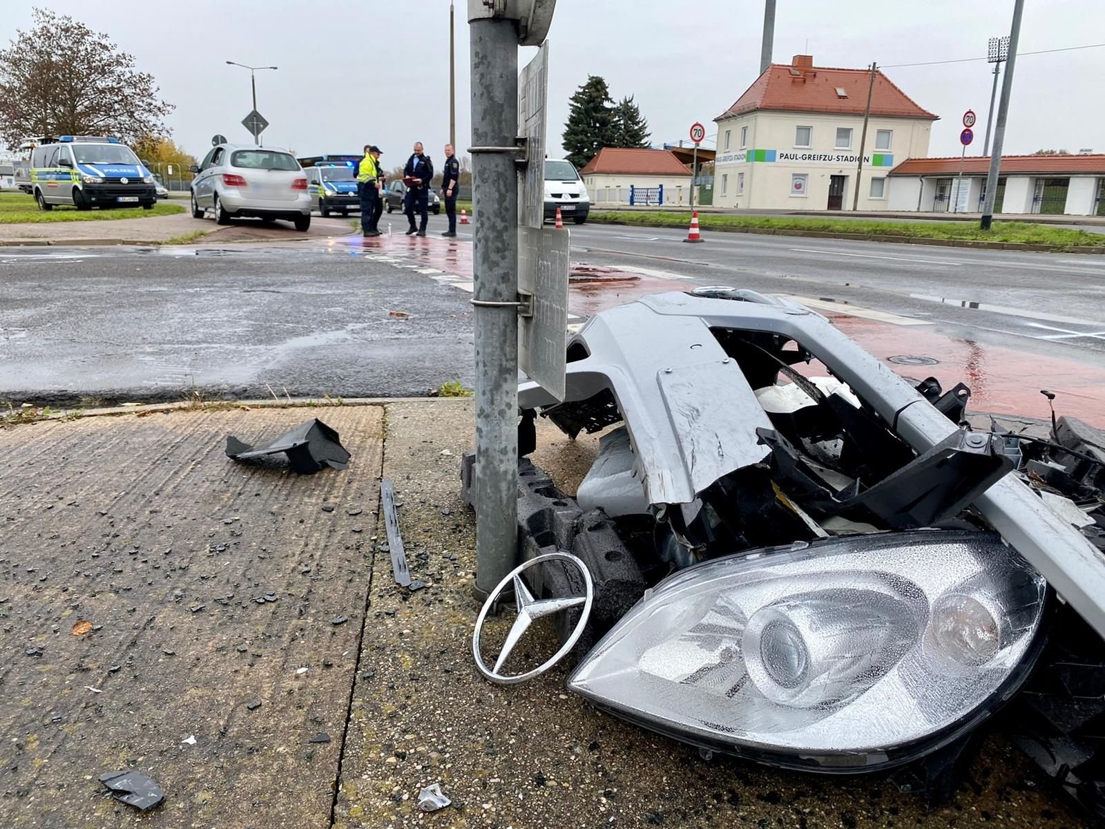 Der Mercedes ist beim Unfall schwer beschädigt worden.