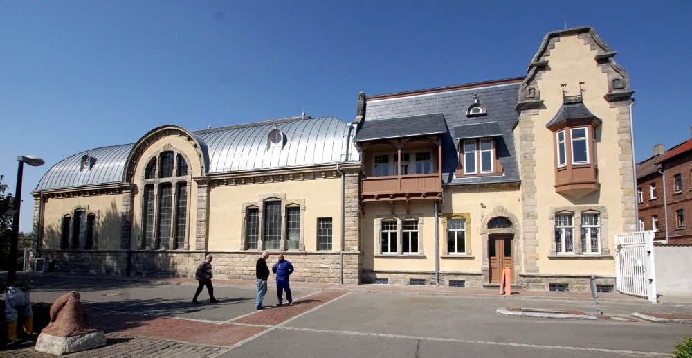 Im „Wohnhaus des Betriebsingenieurs“ rechts sind zwei Etagen für Kunstausstellungen hergerichtet. Die EMS-Maschinenhalle links hat ein in Sachsen-Anhalt wohl einmaliges Stehfalzdach.