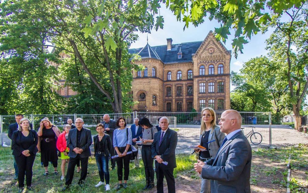 Bürgermeister Jochen Kirchner, Schulleiterin Anja Aichinger und Landrat Jürgen Dannenberg (von rechts) vor dem Haus Melanchthon.