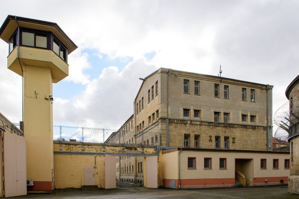 Noch steht sie verlassen am Naumburger Salztor: die ehemalige Justizvollzugsanstalt. Eigentlich sollte der Abriss aber schon begonnen haben.