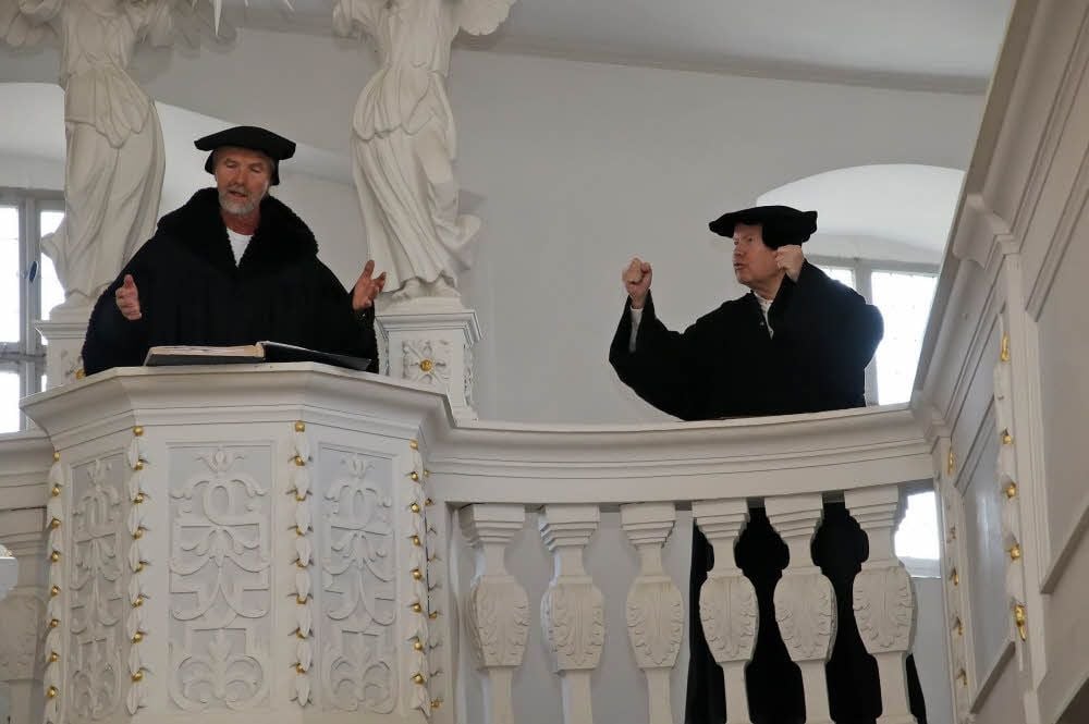 Mehrmals im Jahr „streiten“ sie sich vor den Insassen ganzer Reisebusse, doch am Wochenende hörte nur eine Hand voll Besucher zu: Thomas Müntzer (Rainer Böge, links) und Martin Luther (Ernst-Albrecht Henke) im Disput über den richtigen Weg der Reformation.