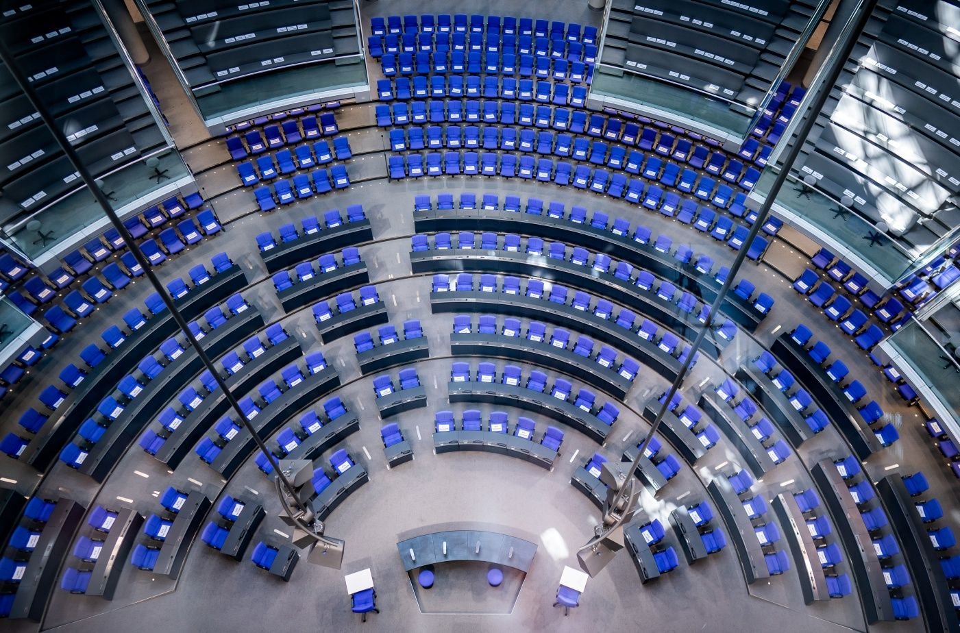 Blick in den leeren Bundestag. Im Parlament sitzen nun plötzlich Vertreter von 8 Parteien.
