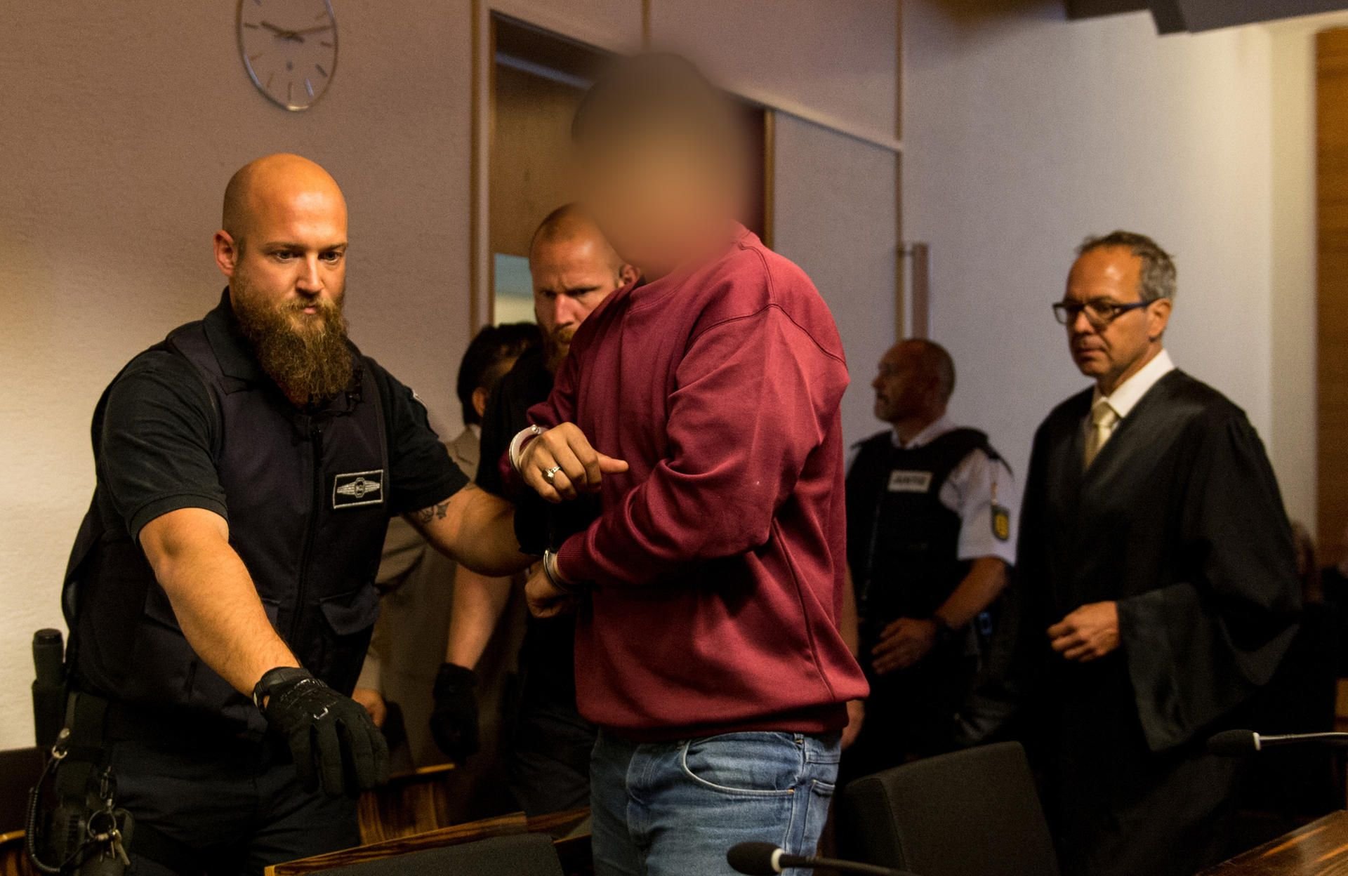 Der Angeklagte Hussein K. wird im Landgericht in den Gerichtssaal gebracht.