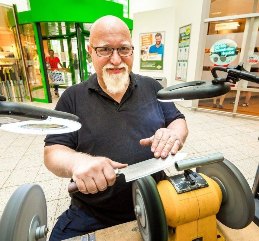 Thomas Holz ist regelmäßig im Globus-Warenhaus in Theißen zu Gast, um Messer und Scheren zu schleifen.