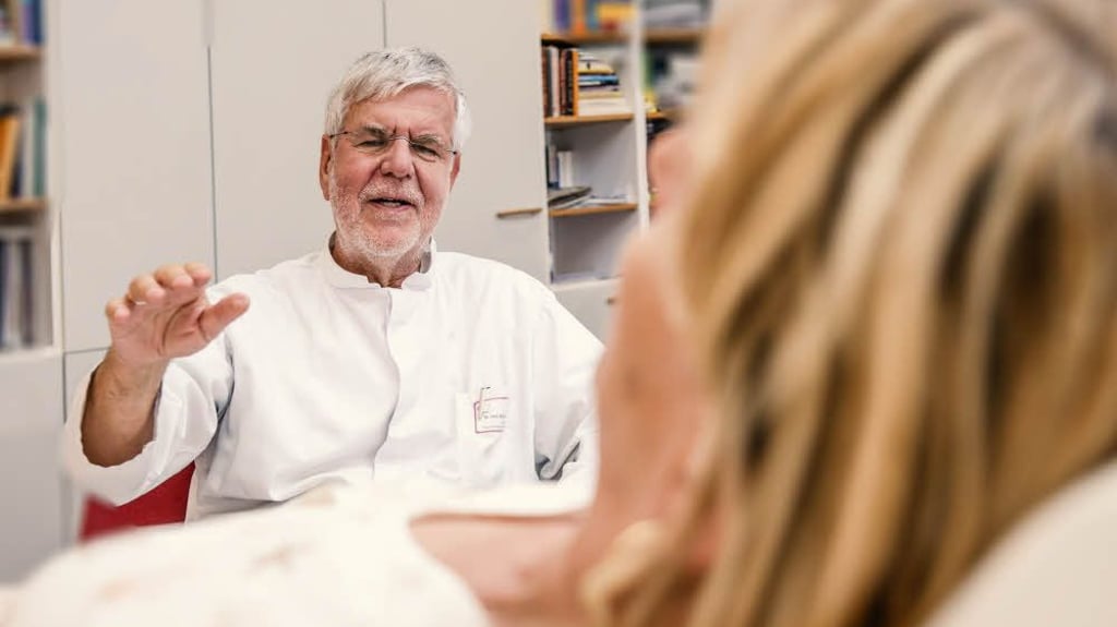 Dr. Wolf-Rainer Krause hypnotisiert eine Patientin. Das hilft sowohl gegen die Angst als auch gegen Schmerzen.