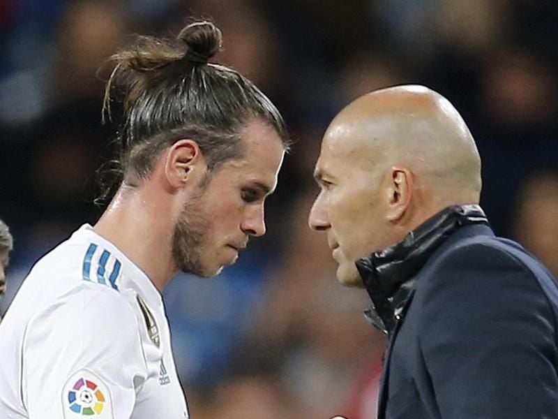 Drängt auf einen Abgang von Gareth Bale (l): Real Madrids Trainer Zinedine Zidane. Foto: Paul White/AP