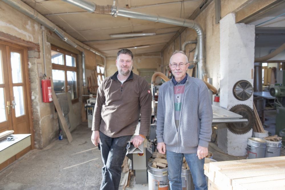 Alter und neuer Chef: Hans-Georg Bromboszcz (rechts) und Klaus Hannibal in der Werkstatt der Tischlerei Wilkerling in Ditfurt.