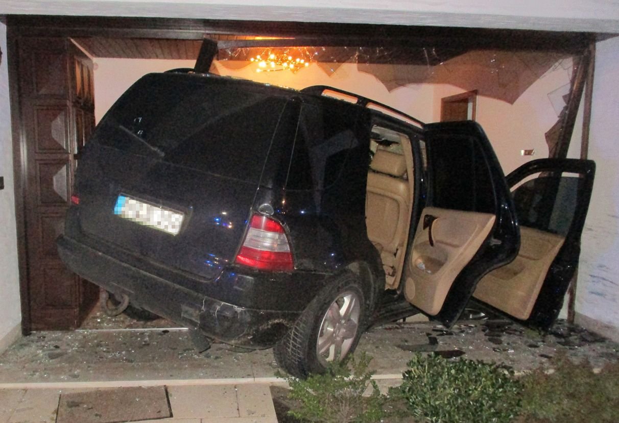 Ein 19-jähriger Fahranfänger ist mit dem 272-PS-starken Auto in ein Wohnhaus gefahren. Der junge Mann soll Gas- und Bremspedal verwechselt haben.