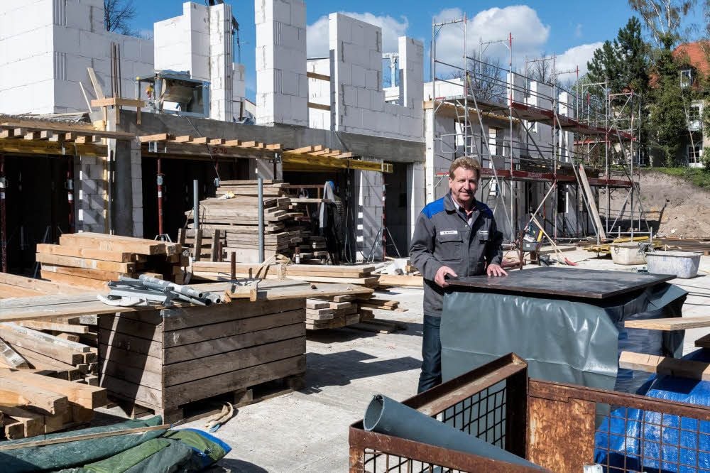 Unternehmer Bernd Seifert informiert sich auf der Baustelle an der Klia über den Stand der Arbeiten am neuen Wohnpark im Herzen Merseburgs.