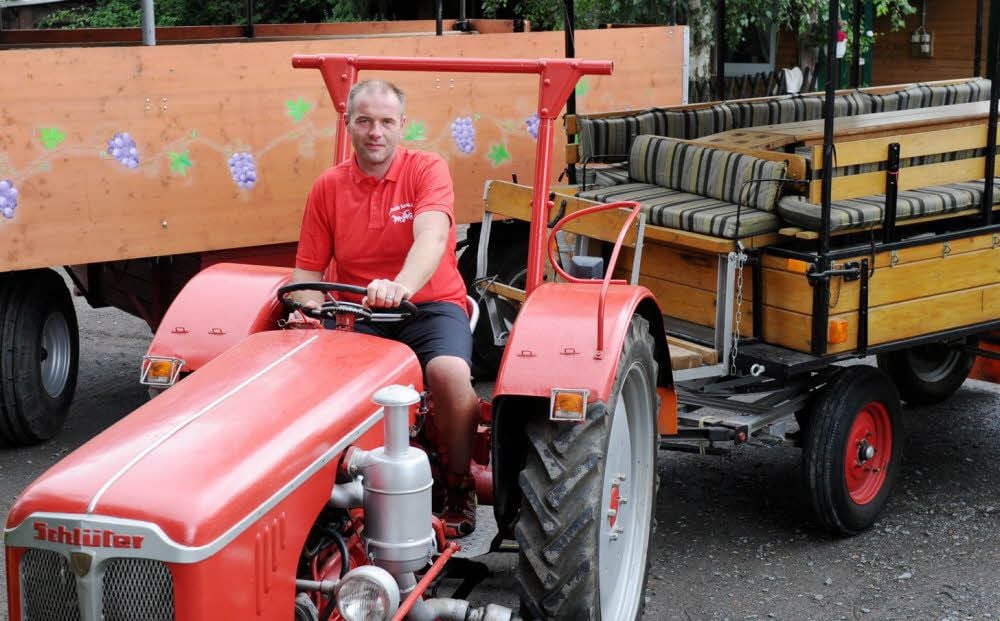 Tobias Meyer wirft den Traktor an. Zum Winzerfest will er die Besucher von Station zu Station bringen.