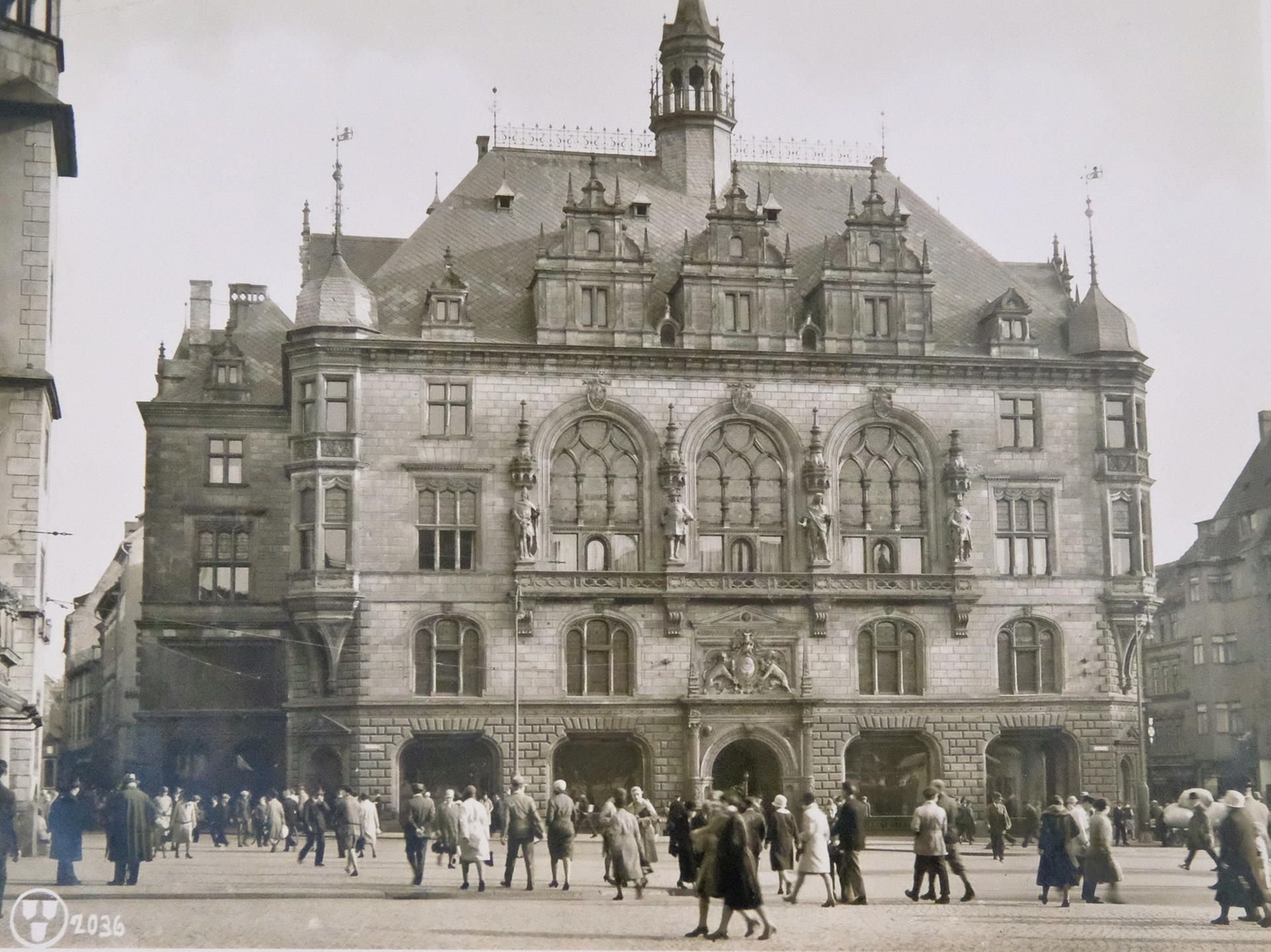 Halles Stadthaus mit Figuren