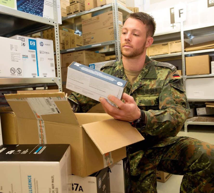 Als Logistiker ist Marcel Rauscher Herr über viele Päckchen und Pakete.
