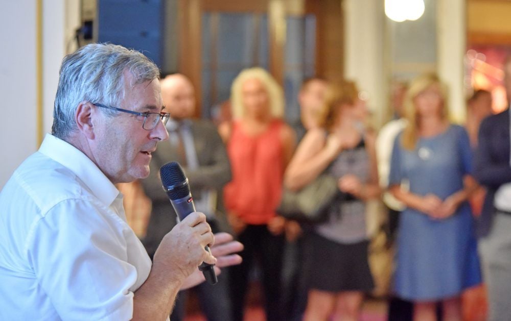 Staatssekretär Jürgen Ude erläutert das Projekt im städtischen Kulturhaus.