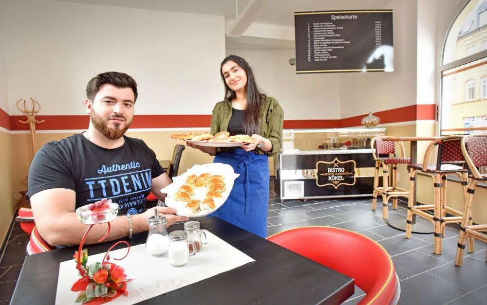 Inhaber Yildirim Kökel mit seiner Schwester Beriwan im neueröffneten Bistro am ehemaligen Fischeck.