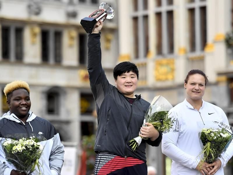 Christina Schwanitz (r) wird Dritte beim Kugelstoßen im Zentrum von Brüssel hinter Raven Saunders (l) aus den USA und Siegerin Gong Lijiao (M) aus China. Foto: Dirk Waem/BELGA