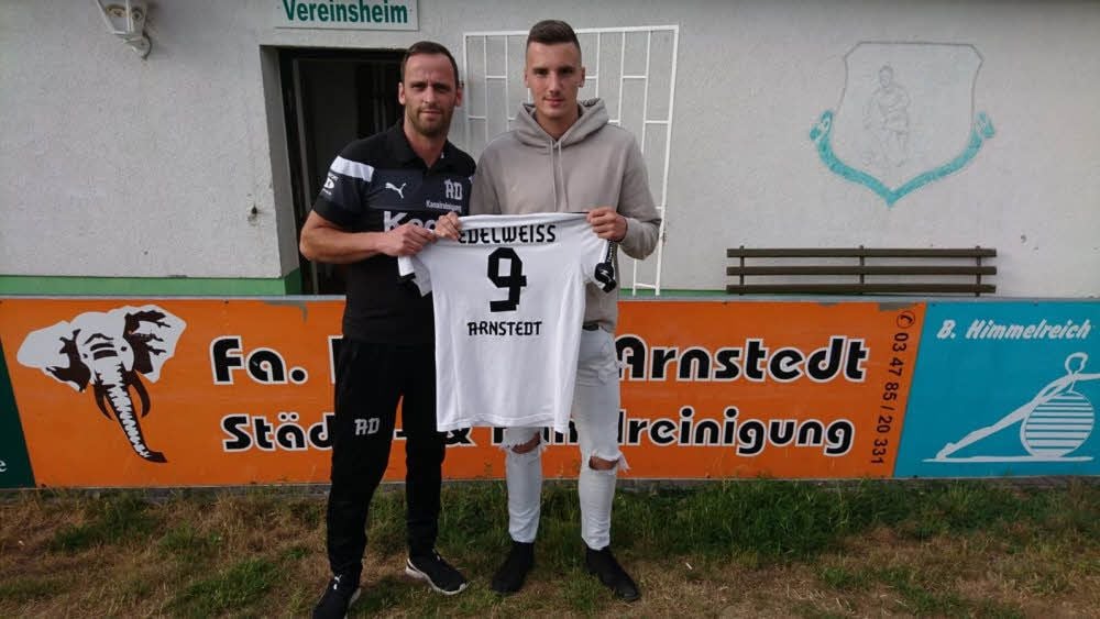 Ricky Bornschein (r.) mit dem Vizepräsidenten des SV Edelweiß, Axel Dammann, bei der Vorstellung als Neuzugang in Arnstedt.
