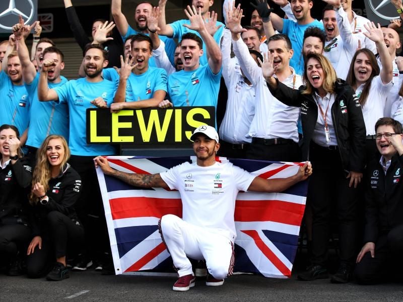 Vorzeitig Formel-1-Weltmeister: Lewis Hamilton (vorne) jubelt in Mexiko mit seinem Team über seinen Erfolg. Foto: PA Wire
