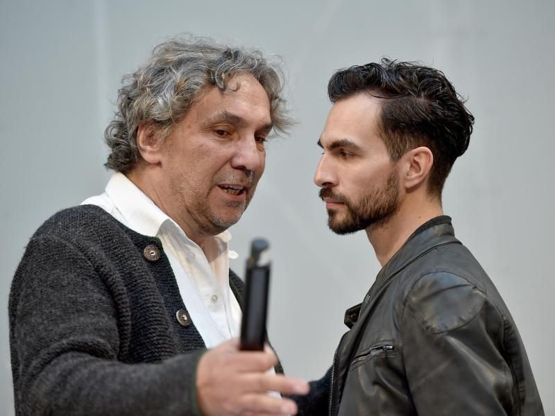Spielleiter Christian Stückl (l) im Gespräch mit seinem zweiten Spielleiter Abdullah Karaca. Foto: Angelika Warmuth